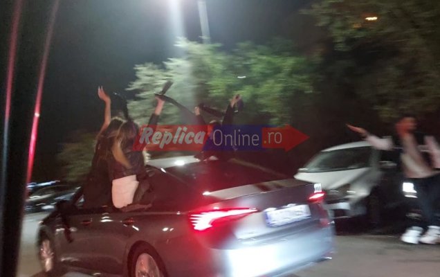 Scene de inconștiență și teribilism. Absolvenții de liceu din Constanța au defilat cocoțați pe portierele mașinilor! Video