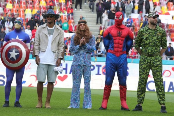  Spectacol pe Arena Națională: Jucătorii FCSB au venit deghizați în super-eroi de la Hollywood. Video