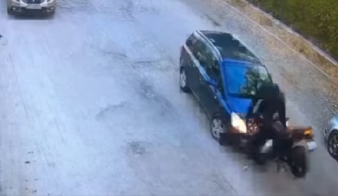 Motociclist rănit grav, după o urmărire ca-n filme. Cursa nebunească s-a terminat brusc pe capota unei mașini. Video