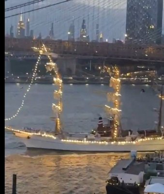Momente de panică la New York: O navă a lovit celebrul pod Brooklyn. Video