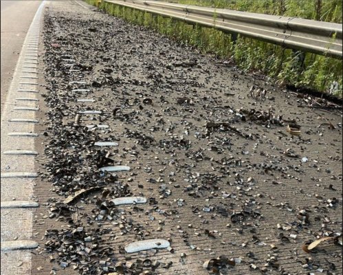 Peste 300 de mașini au făcut pană - Un camion a împrăștiat peste 700 de kilograme de resturi metalice