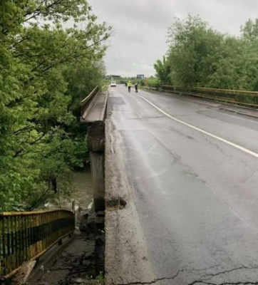 Podul de pe centura orașului Baia Mare s-a prăbușit parțial. Drumul a fost închis, iar traficul va fi deviat