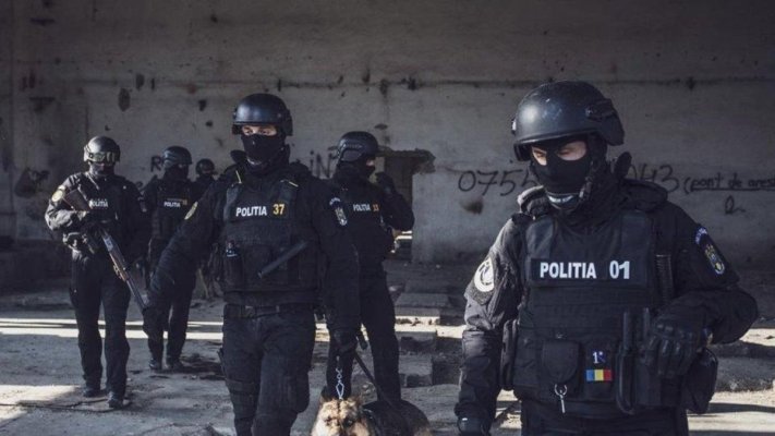 Scene șocante în București: A lovit și a mușcat un polițist și apoi s-a baricadat într-un imobil