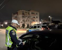 Un tânăr de 20 de ani a fost prins conducând cu permisul suspendat, pe strada Soveja