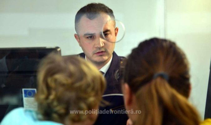 O femeie a fost cercetată după ce a încercat să intre în țară cu trei minori folosind pașapoarte aparținând altor persoane
