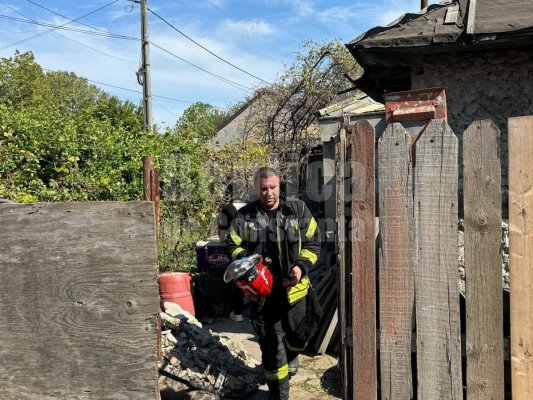 Incendiu la o casă din Viile Noi. Un bărbat a ajuns la spital. Video
