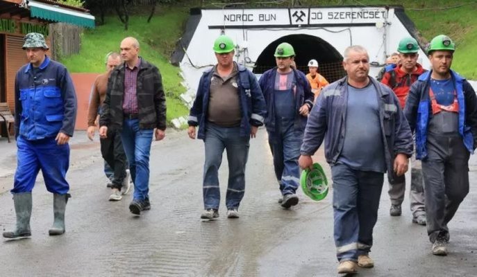 Tensiune uriașă la Praid: angajații companiei miniere s-au baricadat în birouri, de frica localnicilor