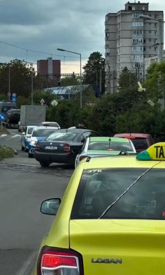 A depășit coloana care aștepta la trecerea de nivel cu cale ferată, chiar sub ochii polițiștilor! Video
