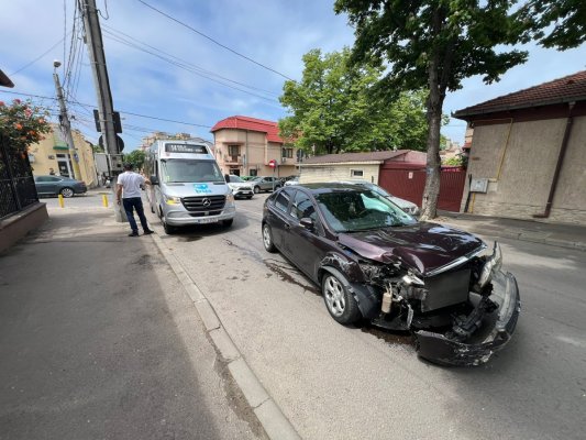 Accident între un microbuz și un autoturism pe strada Nicolae Iorga. Video