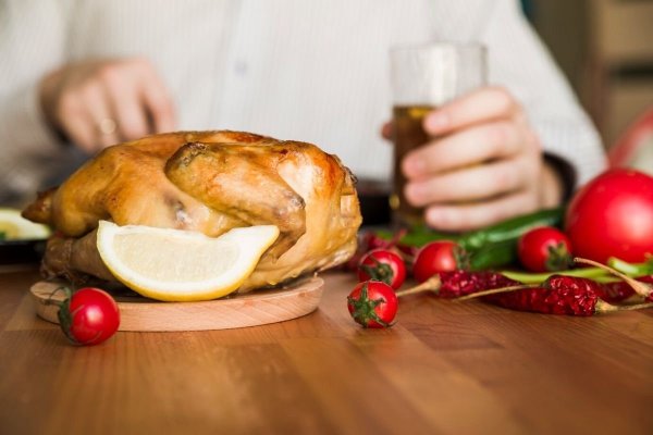 Consumul excesiv de pui ne poate îmbolnăvi de cancer la stomac