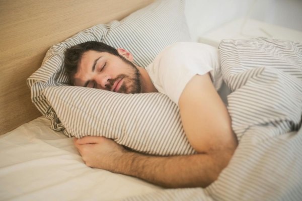 Specialiştii din domeniul sănătăţii trag un semnal de alarmă: Somnul insuficient poate declanşa boli cardiace