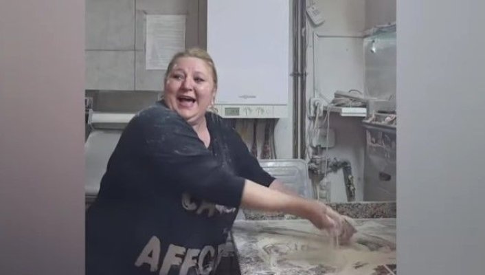 Diana Șoșoacă a fost filmată în timp ce lua parte la o bătaie cu făină, într-o pizzerie. Video