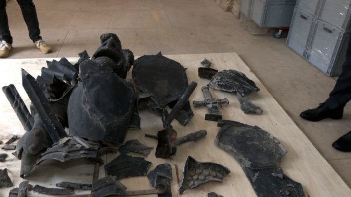 Statuie veche de secole din faţa Castelului Huniade, făcută țăndări de un muncitor cu o prelată