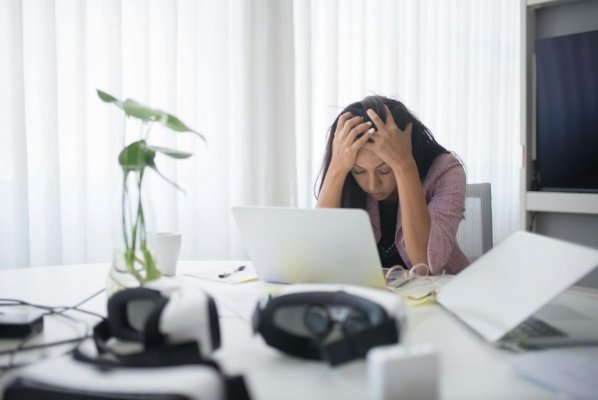 Locuri de muncă sigure pe timp de criză: ce domenii preferă și evită românii (sondaj Ejobs)