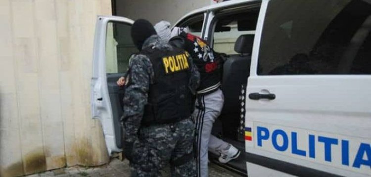 Un tânăr, de 19 ani, a fost prins de polițiști cu droguri asupra lui