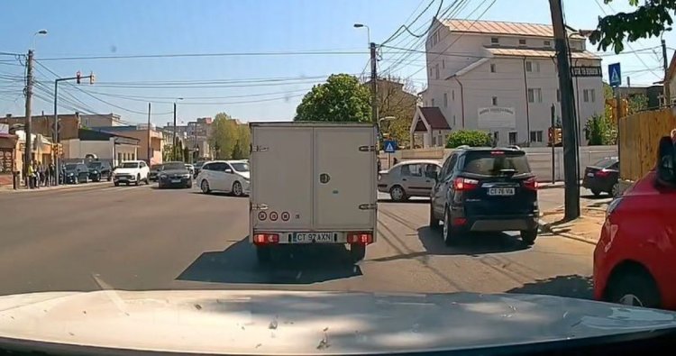 Șoferul care a trecut pe roșu și a fost la un pas să provoace o tragedie a rămas fără permis!  Video
