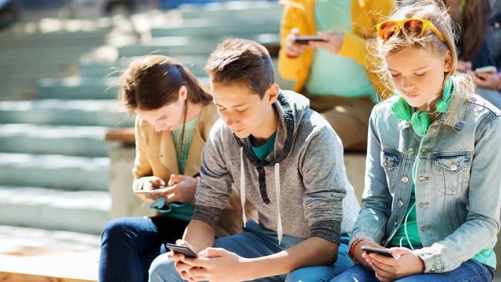 Terifiantul „sindrom al capului căzut“: Boala generată de statul cu ochii în telefon