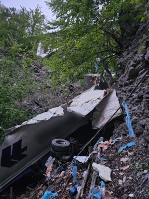 Accident lângă Sinaia - Un TIR încărcat a căzut 130 de metri într-o râpă