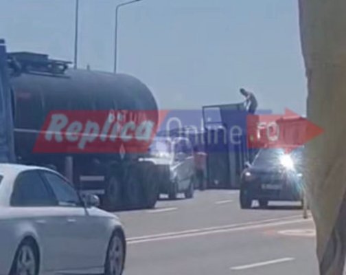Trafic îngreunat în localitatea 23 August. Un TIR s-a răsturnat pe carosabil. Video