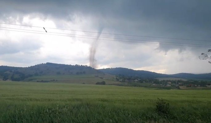 Tornadă formată în județul Tulcea. Autorităţile au emis un mesaj RO-Alert. Video