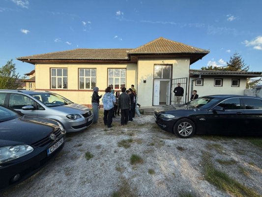 Tinerii din Vama Veche au format cozi la secția de votare de la ora 6.00