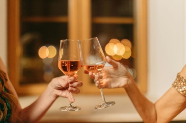 Se caută 10.000 de voluntari dispuși să bea vin zilnic, în cadrul unui studiu uriaș finanțat de UE