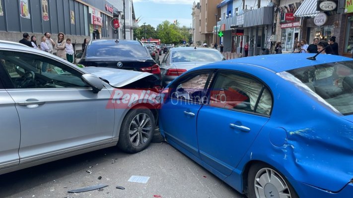 Carambol! ȘASE mașini s-au făcut praf, în urma unui accident produs în centrul Constanței. Video
