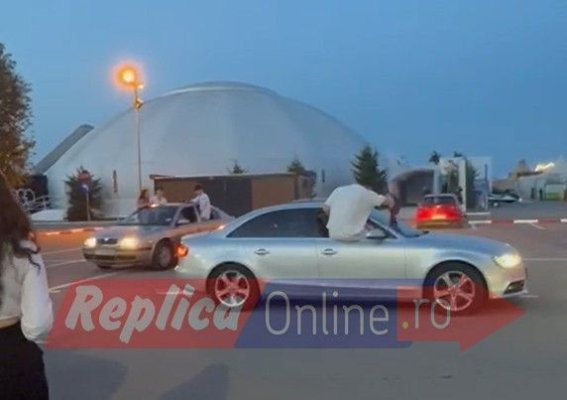 Ce spune IPJ Constanța despre liceenii care au mers cocoțați pe portiere, în zona cluburilor din Mamaia