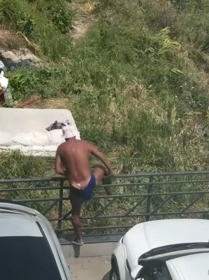 Un vagabond periculos își face veacul pe plaja din Faleză Nord și sperie lumea care trece prin zonă. Video