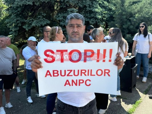Micii comercianți de pe litoral protestează în fața Prefecturii împotriva ANPC. Video!