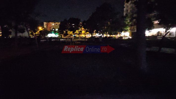 În timp ce iluminatul public funcționează în anumite zone deși soarele este sus pe cer... în altele este beznă... noaptea. Video 