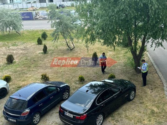 Amenzi pe bandă rulantă... Poliția Locală a ”curățat” spațiul verde din Mamaia de mașinile parcate ilegal. Video! 