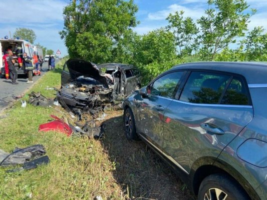 Accident cumplit cu 6 victime, după o coliziune între 3 mașini. Două femei și un copil sunt inconștienți