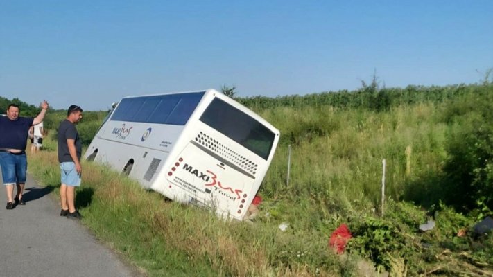 Plan roșu de intervenție! Un autocar cu 22 de copii s-a răsturnat, pe A2. O persoană a murit. Video