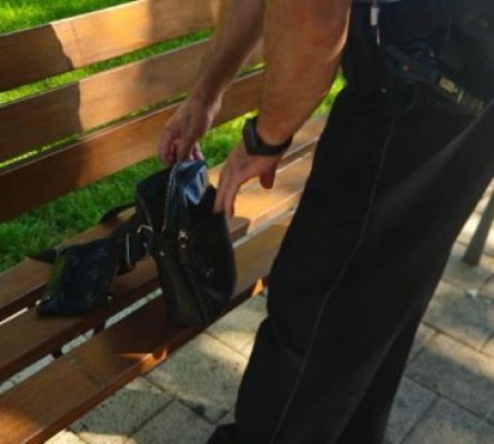 O borsetă cu bani și acte, găsită de polițiștii locali în Parcul Tăbăcăriei a fost returnată proprietarului