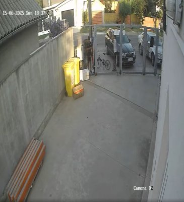 Pentru că nu pot fi trași la răspundere penal, „amărâții“ își trimit copiii la „reciclat“ prin curțile oamenilor. Video