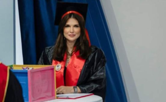 Monica Bîrlădeanu a absolvit facultatea! Imagini cu vedeta, de la absolvire