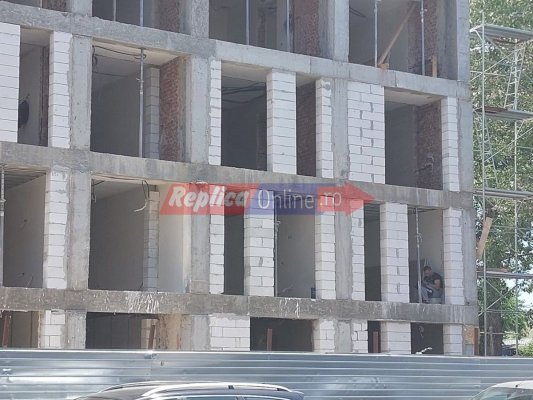 Muncitorii care lucrează la hotelul Neptun din Mamaia stau pe telefoane și  dorm în post. Video