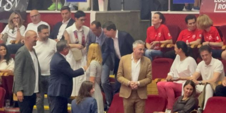 Nicușor Dan și-a făcut apariția la meciul de retragere al Cristinei Neagu. A reapărut și Ionuț, ofițerul SPP