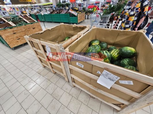 La Auchan, de pe Șoseaua Mangaliei, pepenii zici că sunt făcuți din cauciuc. Video 