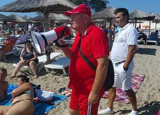 Salvamarii s-au transformat în baby sitter, din cauza părinților care-și lasă copiii de capul lor, pe plajă