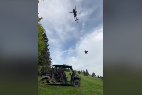 Un turist care a suferit fractură de bazin, evacuat cu elicopterul de pe munte
