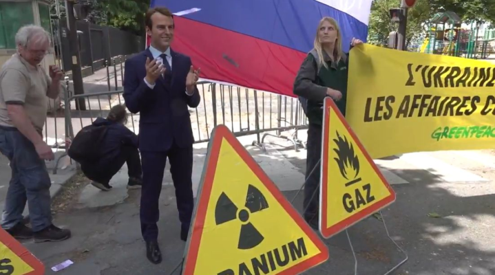 Statuia de ceară a președintelui Macron, furată de la muzeu şi depusă în faţa Ambasadei Rusiei din Paris. Video