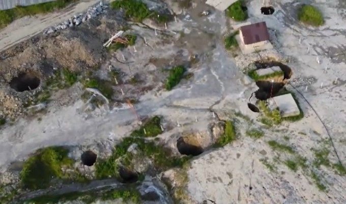 Crește pericolul la Salina Praid. Fisurile și craterele se extind pe dealurile din apropiere