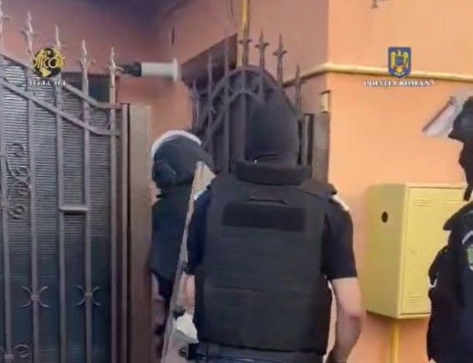 Trei persoane au fost reținute, pentru trafic de droguri de mare risc. Cu ce preț vindeau dozele. Video