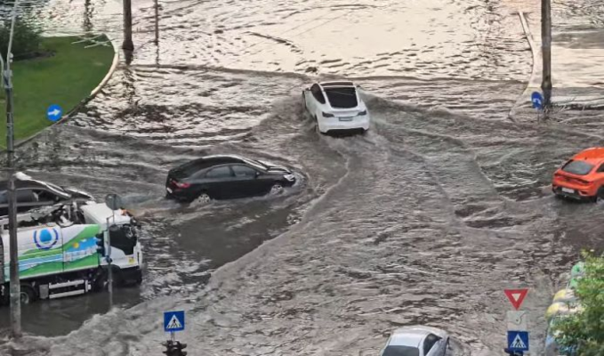 Furtuna a făcut prăpăd în mai multe zone din București. Mall-ul Plaza România a fost inundat! Video