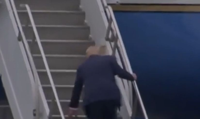 Trump s-a împiedicat pe treptele avionului Air Force One, după ce a râs de Biden acum 2 ani. Video