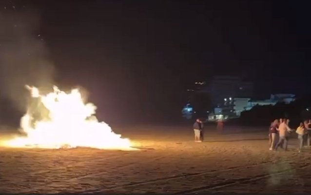 Joacă periculoasă pe plaja de la Costinești! Un foc de tabără a fost scăpat de sub control. Video