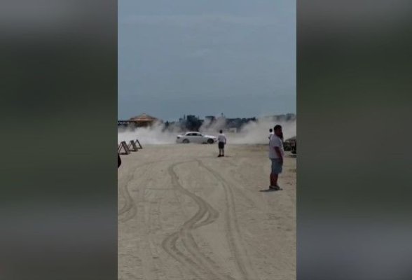 Un șofer a fost amendat cu peste 11.000 de lei, după ce a făcut drifturi pe plajă cu mașina! Video
