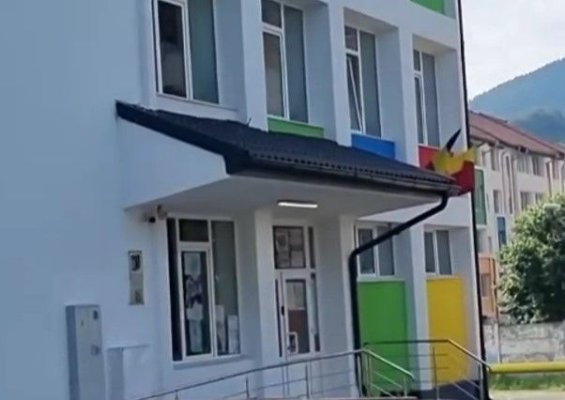 O elevă de 15 ani este în stare gravă la spital, după ce s-ar fi aruncat de la etajul unei școli